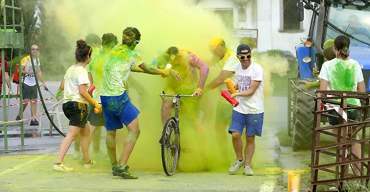 Color Run, la corsa dei 400 all'insegna di colori, musica e allegria