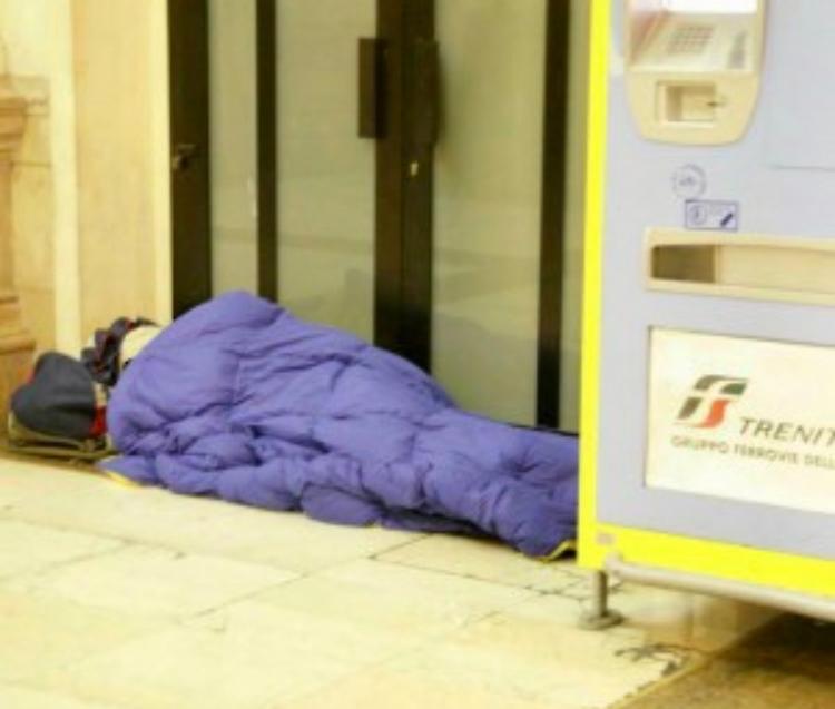 Anziano dorme in stazione, cittadini mobilitati