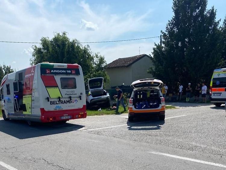 Si schianta contro un recinto, due feriti d'urgenza in ospedale