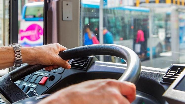Non vogliono pagare il ticket del bus e aggrediscono il conducente, denunciati
