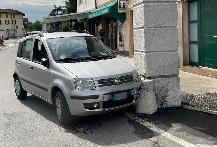 Colto da malore alla guida, con l'auto finisce contro le porte di accesso alla città
