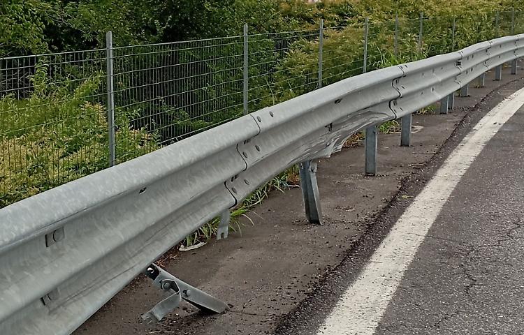 Guardrail sfondato e mai più riparato, la Paullese a rischio