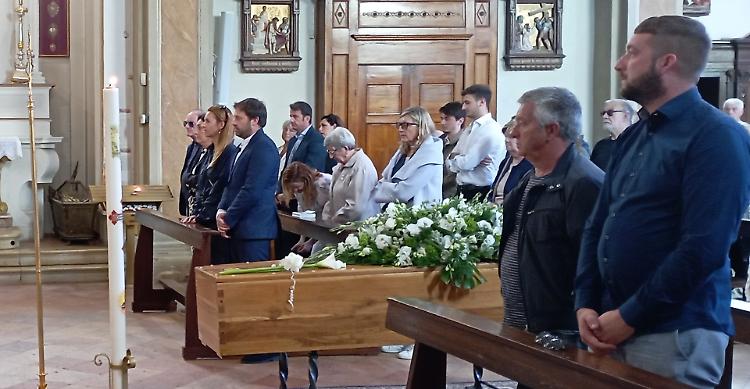 Lacrime e ricordi per l'ultimo saluto a Tiziana