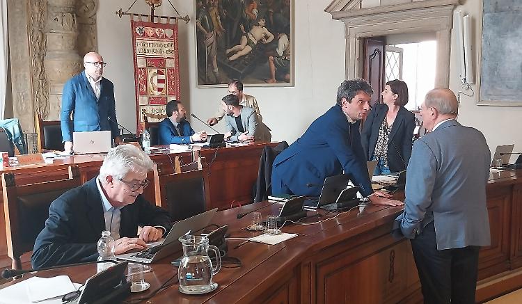 Strade gruviera, sos unanime del consiglio comunale