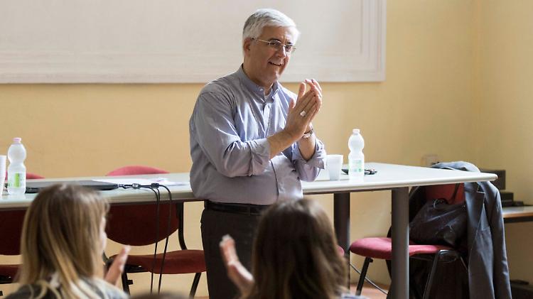 Napolioni ai liceali: «Alla vostra età non andavo a messa, a 20 anni la svolta»