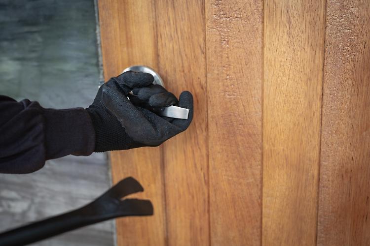 Entra in un appartamento forzando la porta, arrestato