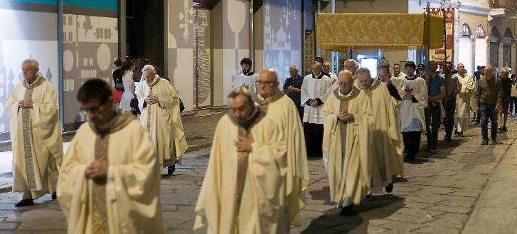 Corpus Domini. «Un dono  che intercede e ci salva»