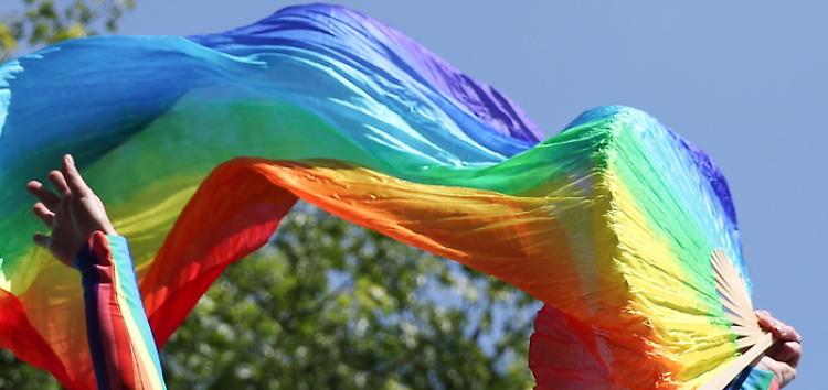 Già in migliaia in piazza a Roma per il Pride delle polemiche