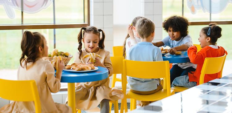 Refezione per studenti e nonni: gara per 100 mila pasti