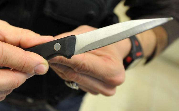 Accoltella il marito, l'aggressione nell'appartamento della coppia