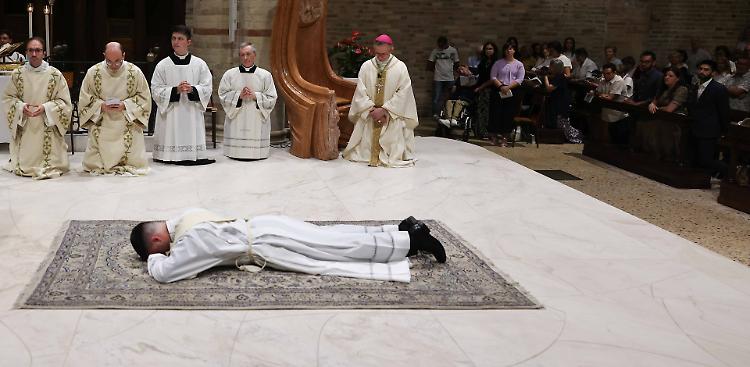 Il 32enne Andrea diventa sacerdote: «Eccomi, lo voglio» 