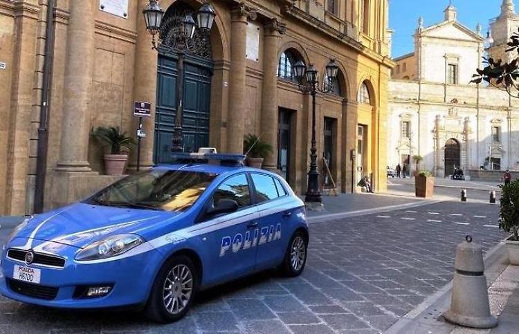 Nonna e mamma lo picchiano, non potranno avvicinare bambino
