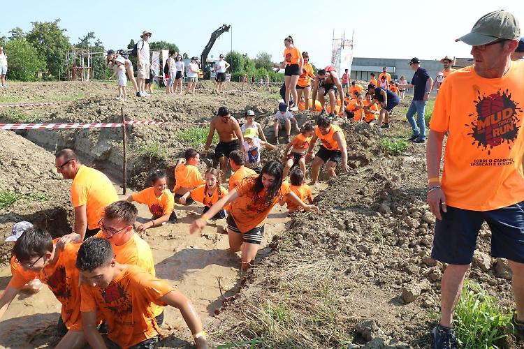 ‘Mud Track Run’, successo travolgente per la corsa nel fango del ‘Gruppo Emergenti’