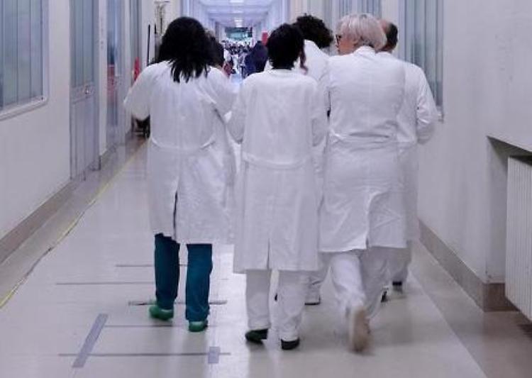 La grande fuga  dei medici: «Il pubblico non attrae più»