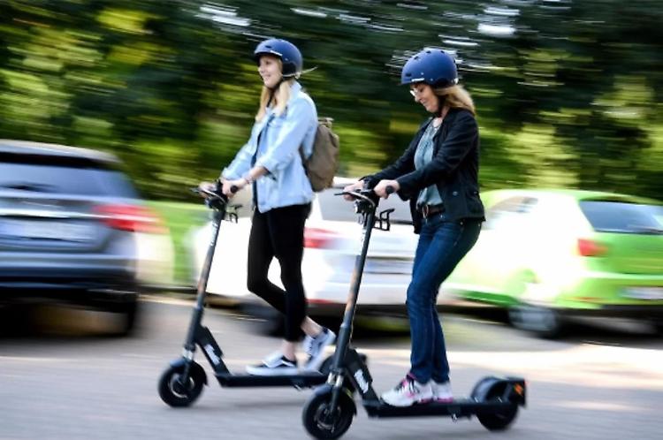 Monopattini e bici elettriche: a settembre via al noleggio
