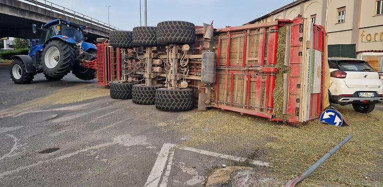 Rimorchio ribaltato sulla rotonda di via Bergamo, in due all’ospedale