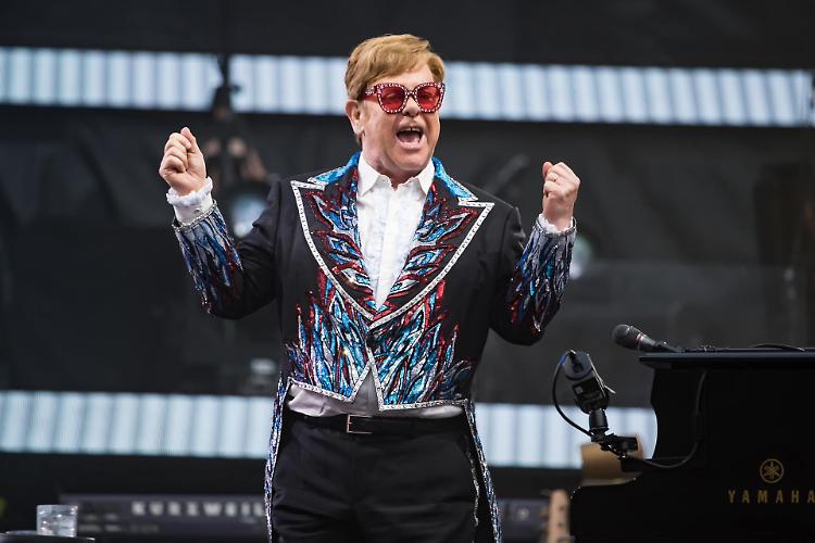 Lgbtq+, l'allarme di Elton john. «I diritti della comunità vanno indietro negli Usa»