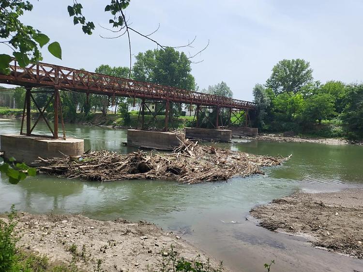 Ponte sull'Oglio chiuso, il consigliere provinciale di Mantova Giuseppe Torchio chiede di rimuovere  il cumulo ligneo  che preme contro la struttura