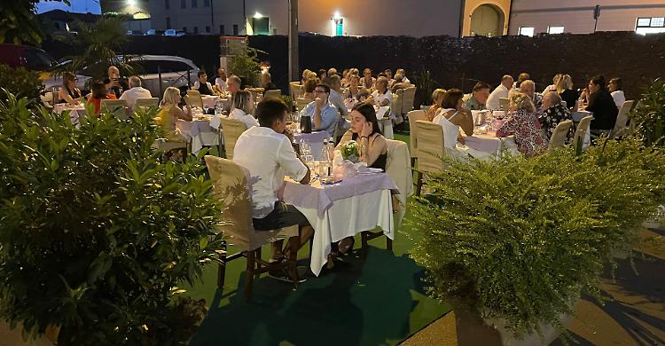Notte romantica, il borgo apre alla ‘movida’