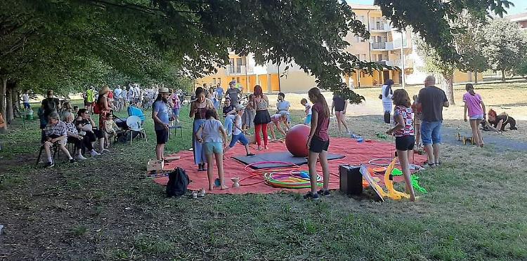 Manutenzione del verde: «Case popolari dimenticate, salvo per le loro passerelle»