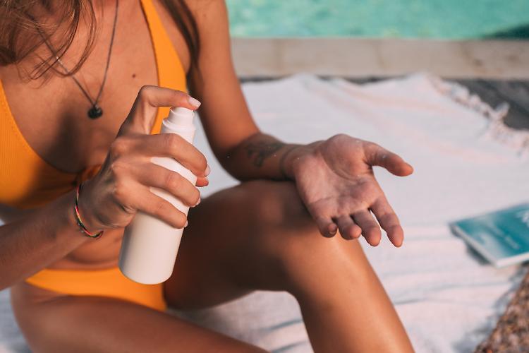 Estate, come preparare la pelle al sole senza danneggiarla. Quali solari scegliere