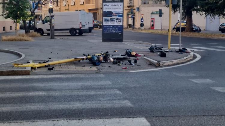 Schianto in viale Trento e Trieste, abbattuto un semaforo