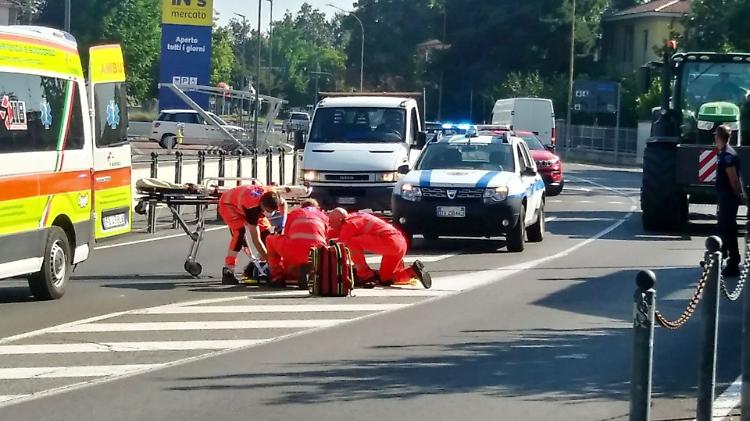 Anziana cade mentre attraversa la strada, soccorsi mobilitati