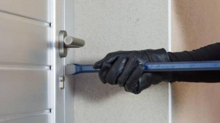 Ladri: altro assalto alla casa del prete, ma la porta non cede