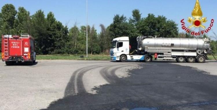 Sversamento nel parcheggio del ristorante, intervento dei vigili del fuoco