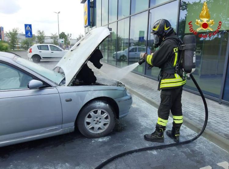 Auto prende fuoco nel parcheggio della Lidl, rogo domato dai Vvf