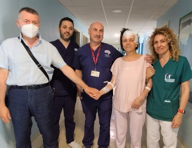 Chirurgia da svegli, operata paziente bilingue. Tornerà presto ad insegnare