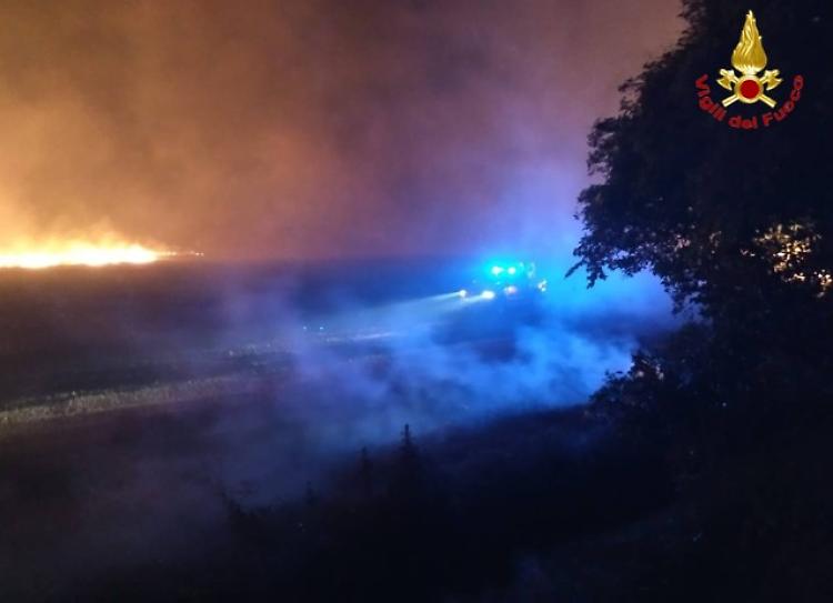 Incendio nella notte, vigili del fuoco mobilitati per quasi 4 ore