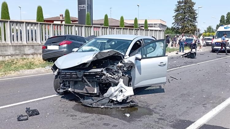 Pauroso frontale sulla Melotta, tre feriti