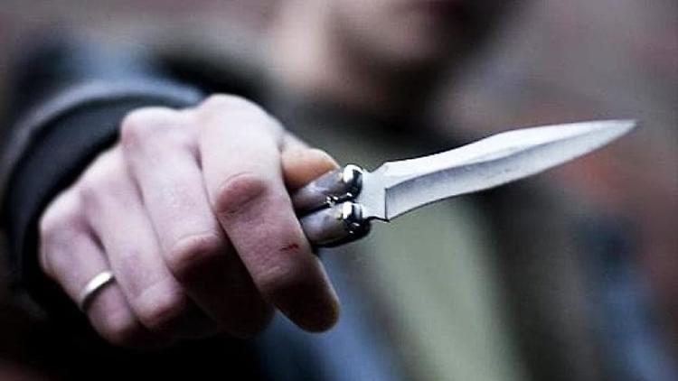 Minaccia la vicina di casa con un coltello a serramanico, denunciato