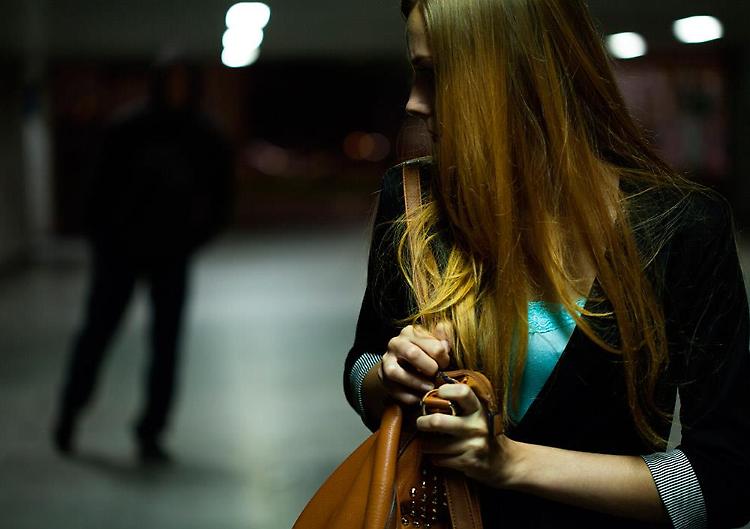 Stalker molesta ripetutamente una donna e l&rsquo;uomo che crede essere il suo amante