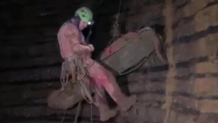 Uscita dalla grotta la speleologa bloccata da domenica