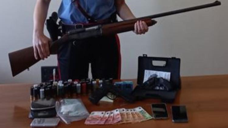 Minacce di morte per un presunto debito di droga, arrestato lo spacciatore
