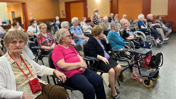 Zucchi Falcina, apre la 'discoteca' per i nonni dell'Rsa