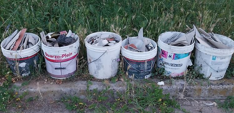 Allarme amianto. Secchi di inerti, sopralluogo della Polizia locale
