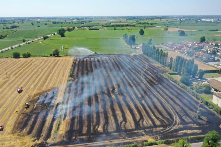 A fuoco un campo di stoppie, disagi per il traffico deviato dai carabinieri