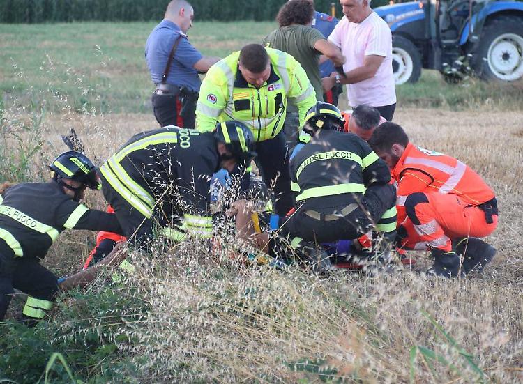 In moto contro un trattore, due feriti