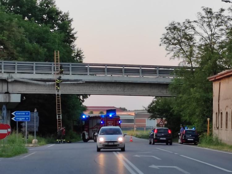 Si stacca una canalina dal cavalcavia della tangenziale