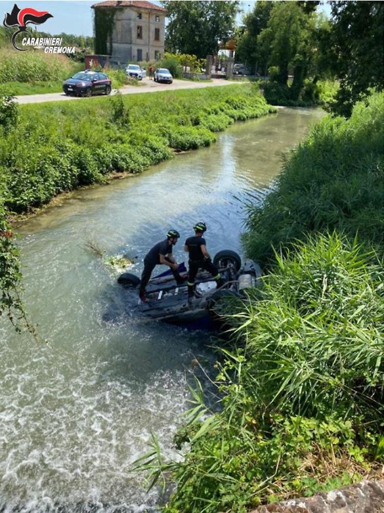 In fuga dai carabinieri, finiscono con l'auto in un torrente