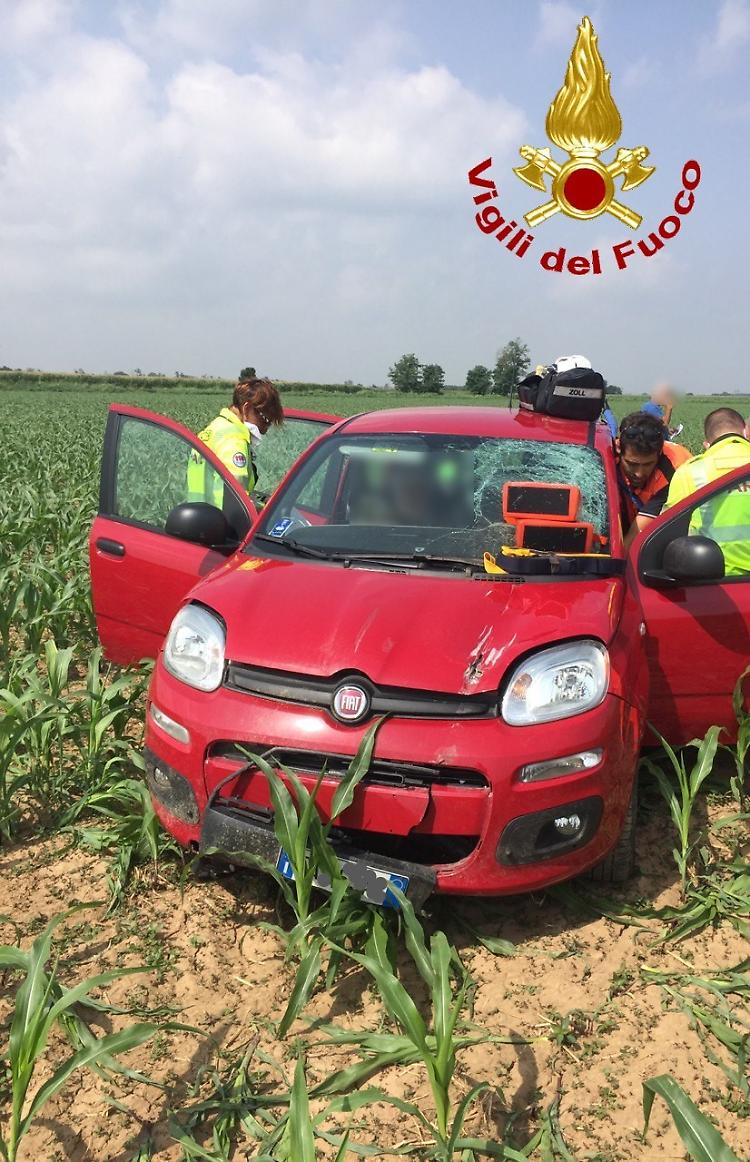 Auto fuori controllo e ribaltata, nuovo incidente lungo la Codognese
