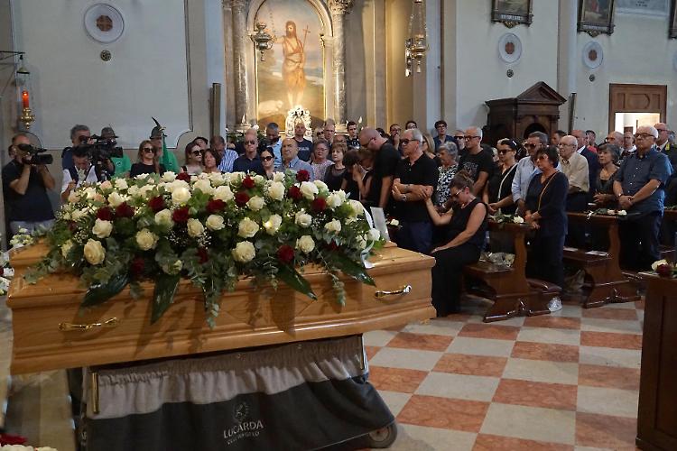 Favaro Veneto raccolta per l'ultimo saluto alla famiglia travolta dall'auto 