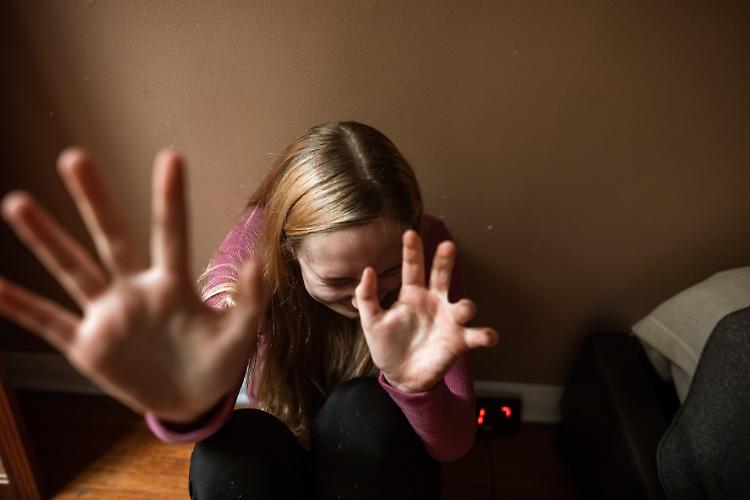 Spintoni, pugni,  ingiurie e minacce: divieto di avvicinamento alla convivente e ai figli