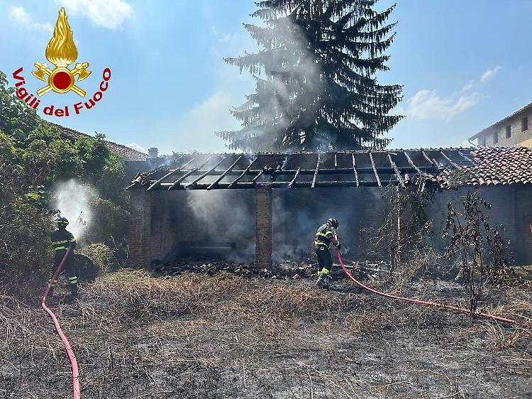 Incendio si propaga in un cascinale disabitato, fiamme domate