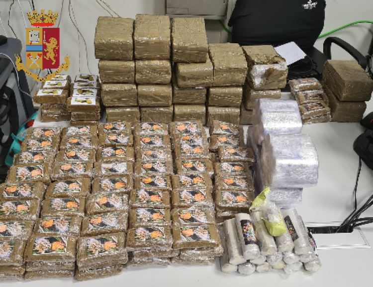 Beccato con 40 chili di hashish in casa, trentenne in carcere