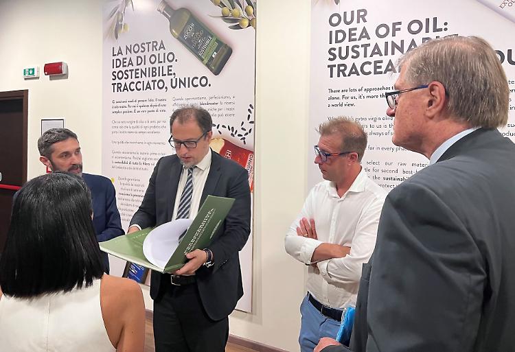 L’assessore regionale Gianluca Comazzi in visita all’Oleificio Zucchi