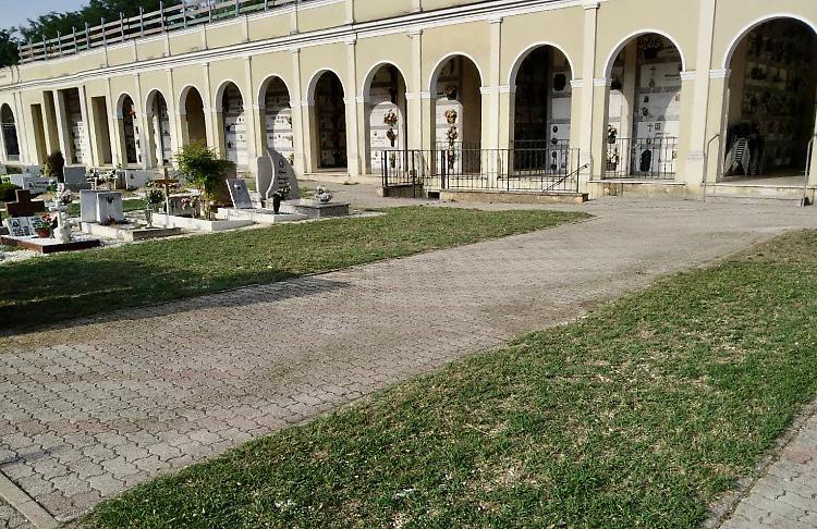Cade dalla scala mentre depone i fiori al cimitero e batte la testa, 69enne in ospedale